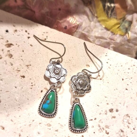 New FREE PEOPLE Silver Turquoise Flower Drop Earrings - Picture 1 of 6